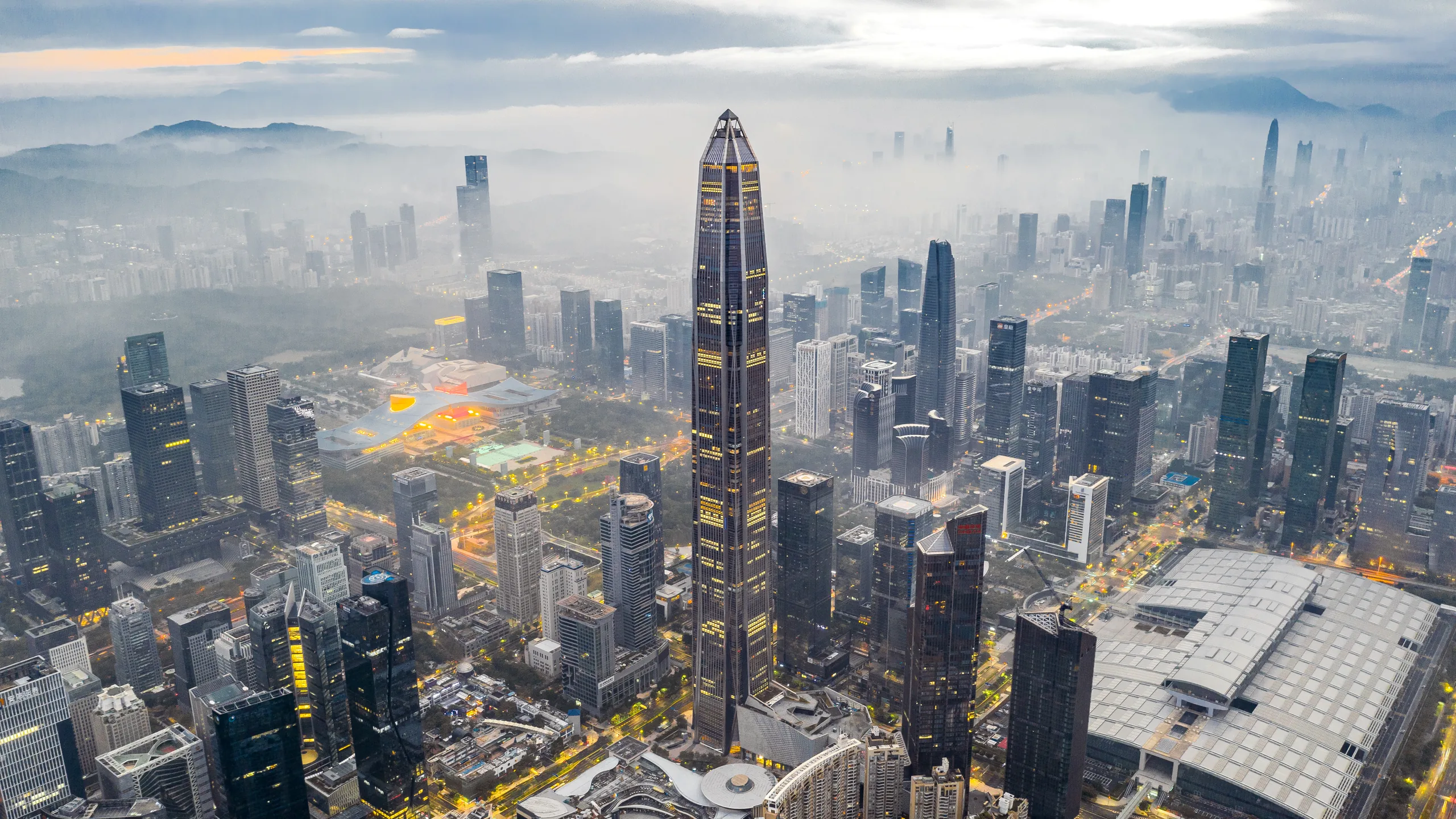 Free Sky Observation Deck: Shenzhen's Window to the Clouds at 547.6 Meters