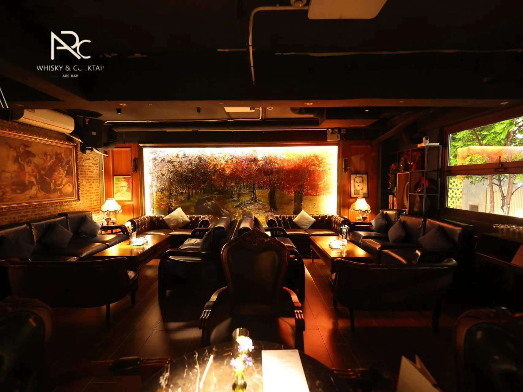 ARC Whisky & Cocktail: Where Amber Light Meets Midnight Dreams