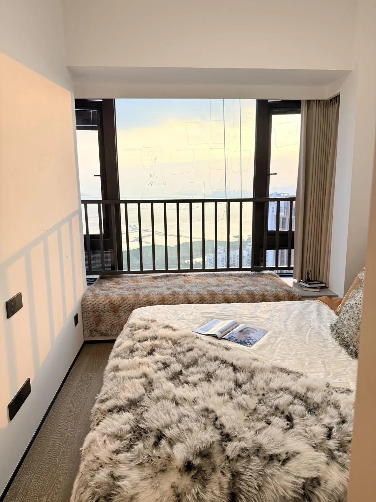 Photo 5 of Comfortable Seaview 3-Bedroom Apartment at CZ City Bay Phase 3, Shangsha Futian