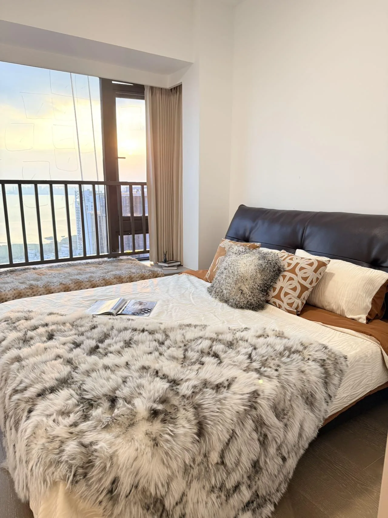Photo 4 of Comfortable Seaview 3-Bedroom Apartment at CZ City Bay Phase 3, Shangsha Futian