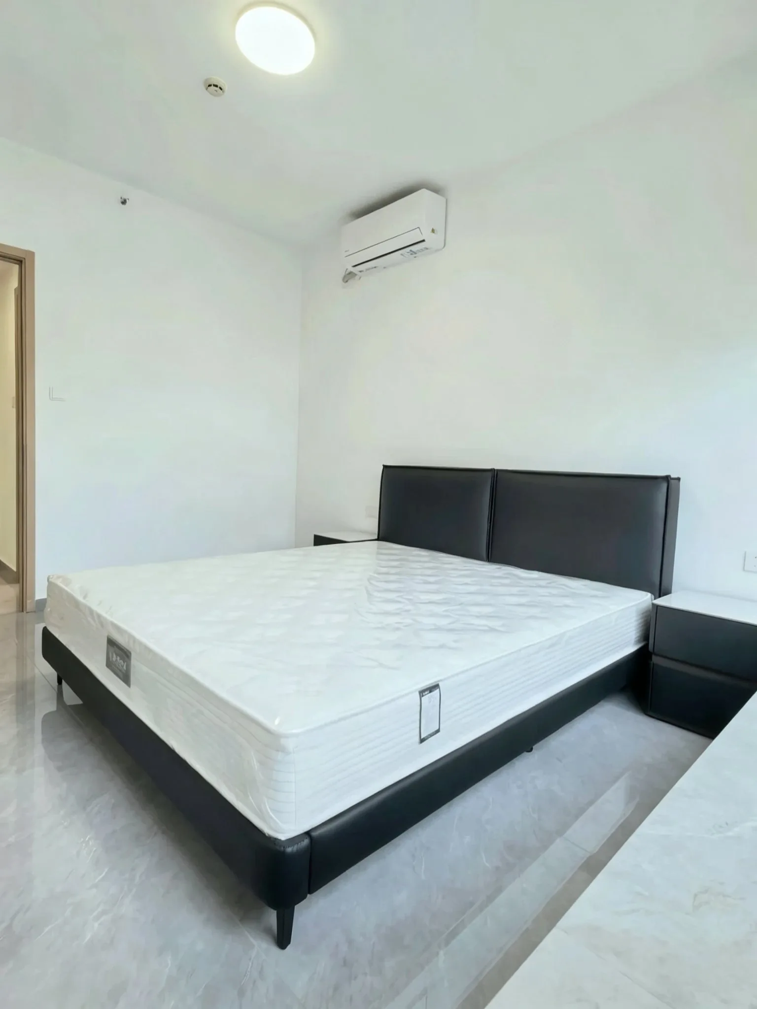 Photo 2 of Jingji Chenyue Mansion Futian apartment · 1 Bed 2 Bath · 86 sqm