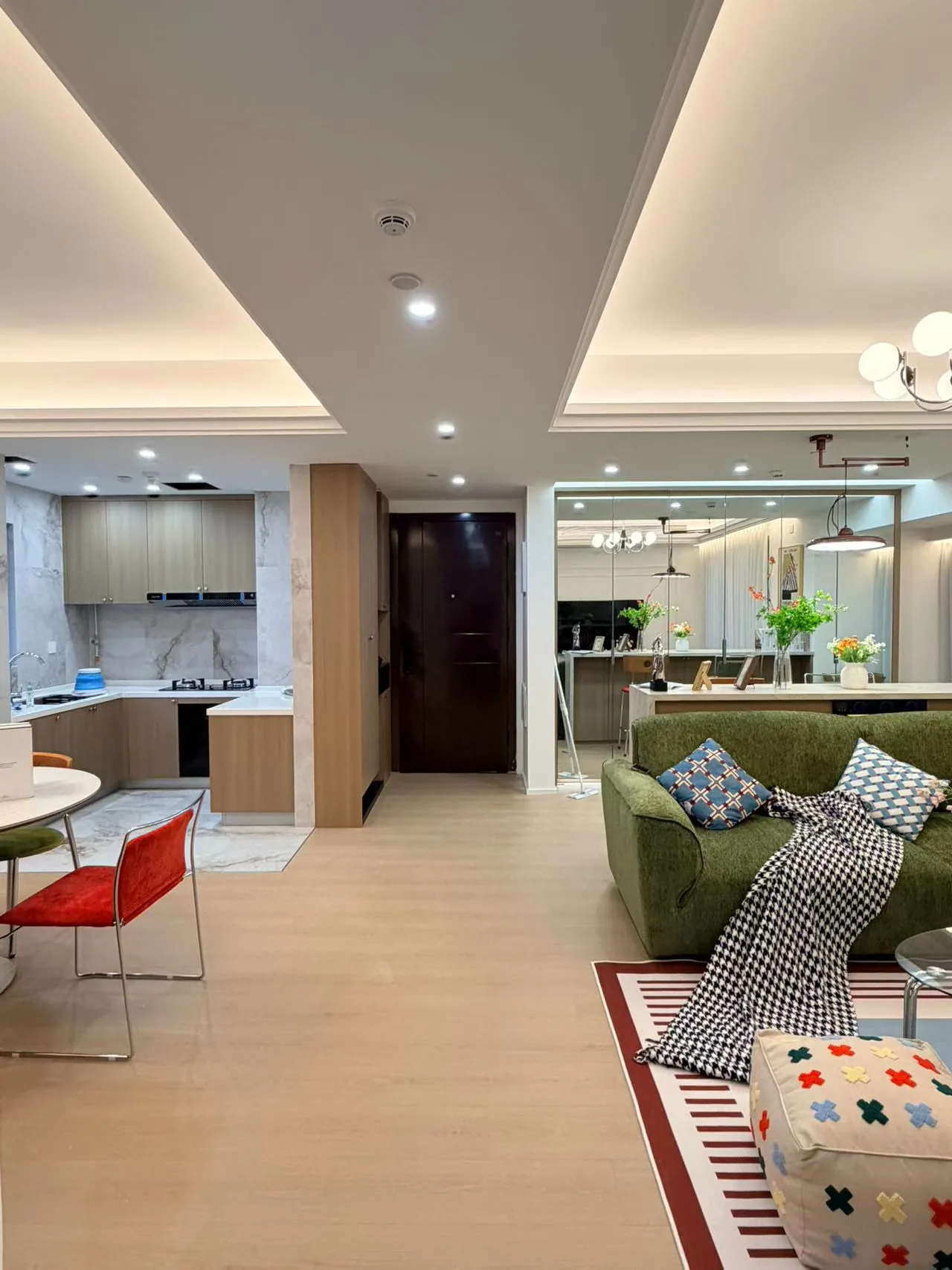 Photo 3 of Charming 2 bedrooms, China Resources Yushui Huafu, Unit 2-5-1801