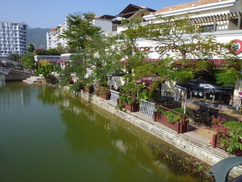 Huge American-style Outlet Mall in Dameisha