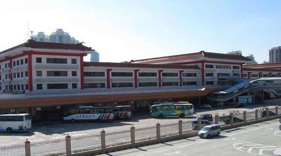 New Restriction Forces Passengers out of Cars at Hong Kong Border