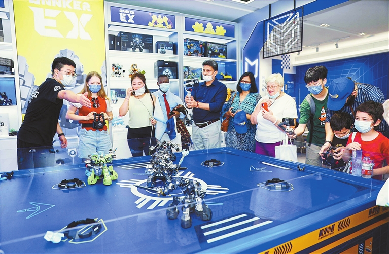 Expats Visit Qianhai: Robots and Opportunities for  the Foreign Community