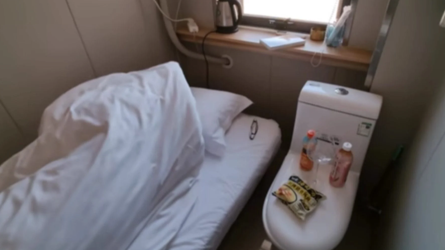 Sleep next to toilet: cheap micro hotel is only 60 yuan a night