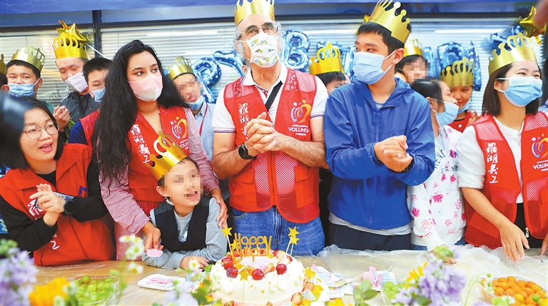 Expats Volunteer in Shenzhen for World Autism Day