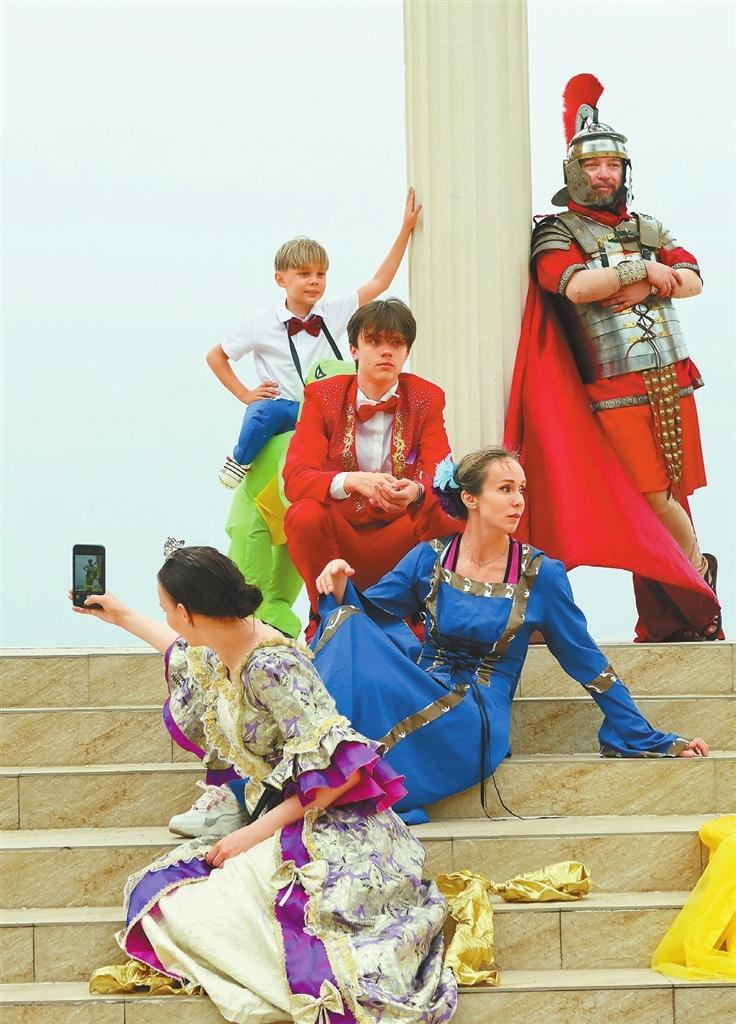Expats Perform at Summer Carnival in Dapeng