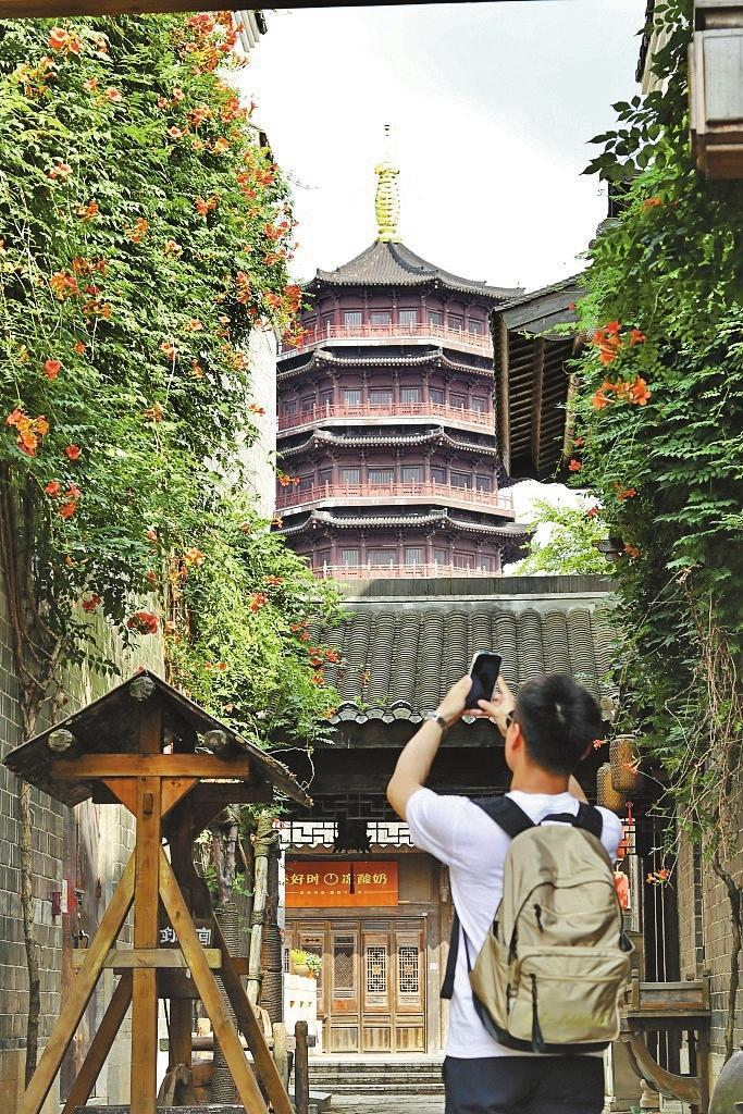 Citywalk: A Travel Trend Embraced by Young Chinese Explorers