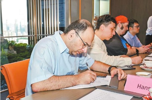 Symposium Held to Address Expat's Public Service Concerns