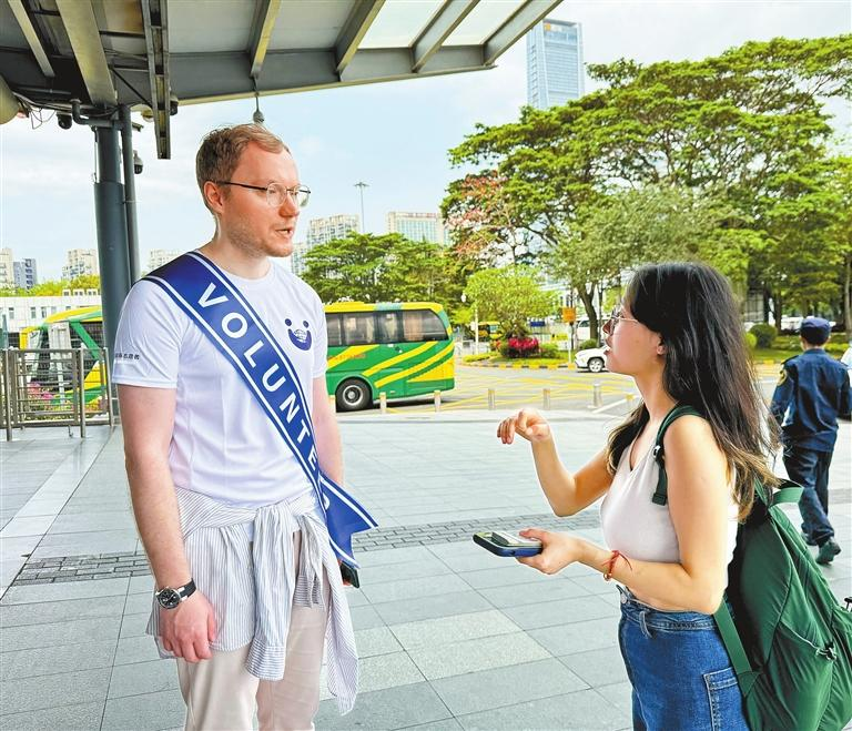 Expat volunteers offer support at checkpoint